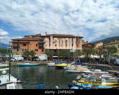 Markt am Hafen von Torri del Benaco am Gardasee Foto Stock