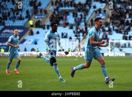 Il Dominic Hyam di Coventry City (a destra) festeggia il primo gol della partita durante la partita del campionato Sky Bet alla Coventry Building Society Arena di Coventry. Data foto: Sabato 19 febbraio 2022. Foto Stock