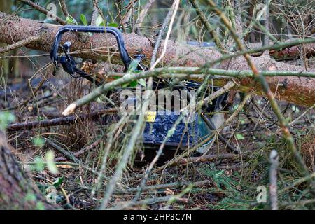 Hambledon Road, Godalming. 19th febbraio 2022. Il chiarore che segue Storm Eunace è continuato oggi attraverso le contee domestiche. Tempesta danni in Godalming in Surrey. Credit: james jagger/Alamy Live News Foto Stock