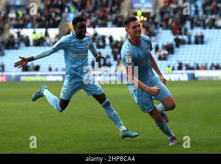 Il Dominic Hyam di Coventry City (a destra) festeggia il primo gol della partita durante la partita del campionato Sky Bet alla Coventry Building Society Arena di Coventry. Data foto: Sabato 19 febbraio 2022. Foto Stock