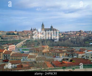 VISTA PANORAMICA DE LA CIUDAD CON EL PUENTE ROMANO Y LAS CATEDRALES - FOTO AÑOS 90. Ubicazione: ESTERNO. SALAMANCA. SPAGNA. Foto Stock