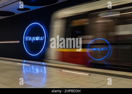 Vista interna della stazione della metropolitana Młynów Foto Stock