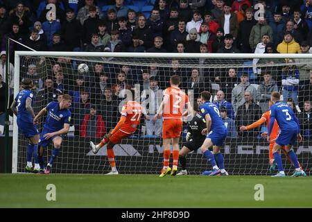 Cardiff, Regno Unito. 19th Feb 2022. Marvin Ekpiteta di Blackpool (21) segna il suo obiettivo team 1st. EFL Skybet Championship Match, Cardiff City vs Blackpool al Cardiff City Stadium di Cardiff, Galles, sabato 19th 2022. Questa immagine può essere utilizzata solo a scopo editoriale. Solo per uso editoriale, licenza richiesta per uso commerciale. Nessun uso in scommesse, giochi o un singolo club/campionato/player pubblicazioni. pic di Andrew Orchard/Andrew Orchard sport fotografia/Alamy Live news credito: Andrew Orchard sport fotografia/Alamy Live News Foto Stock