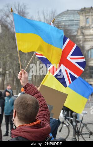 'Stand with Ukraine' - dimostrazione di fronte alla porta di Brandeburgo a Berlino, in Germania, a sostegno dell'indipendenza e della sovranità dell'Ucraina - 19 febbraio 2022. Foto Stock