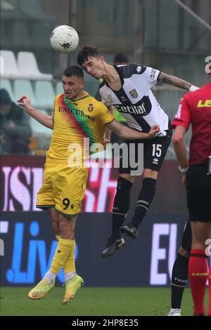 Enrico Delprato di PARMA CALCIO compete per la palla con Simone Mazzocchi di TERNANA CALCIO durante la partita della Serie B tra Parma Calcio e Ternana Calcio a Ennio Tardini il 19 febbraio 2022 a Parma, Italia. Foto Stock