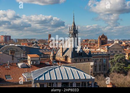 Panorama dei tetti di Tolosa, dal centro della città, in Haute Garonne, Occitanie, Francia Foto Stock