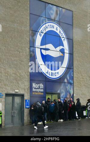 Brighton, Regno Unito. 19th Feb 2022. I tifosi si accingono a entrare a terra prima della partita della Premier League tra Brighton & Hove Albion e Burnley all'Amex il 19th 2022 febbraio a Brighton, Inghilterra. (Foto di Jeff Mood/phcimages.com) Credit: PHC Images/Alamy Live News Foto Stock