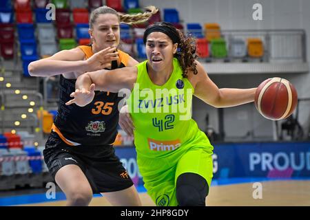 Praga, Repubblica Ceca. 19th Feb 2022. L-R Daugile Sarauskaite (riga) e Brionna Jones (USK) in azione durante il basket femminile Eurolega, gruppo A, 13th round, ZVVZ USK Praha vs TTT riga, il 19 febbraio 2022, a Praga, Repubblica Ceca. Credit: Vit Simanek/CTK Photo/Alamy Live News Foto Stock