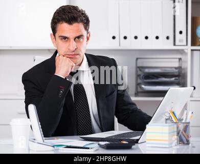 Uomo d'affari che si concentra sul lavoro Foto Stock