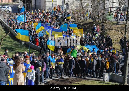 Lviv, Ucraina. 19th Feb 2022. Ucraini che detengono bandiere viste durante la marcia di unità sul confine Ucraina-Russia. la marcia di unità ha cominciato vicino al monumento di Ivan Franko e ha finito con l'esecuzione dell'inno nazionale al memoriale dei cento eroi celesti. L'evento ha mostrato la disponibilità degli ucraini a resistere all'aggressione russa. Credit: SOPA Images Limited/Alamy Live News Foto Stock