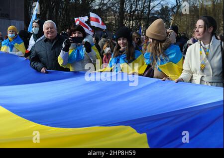 Lviv, Ucraina. 19th Feb 2022. Gli ucraini hanno visto tenere una bandiera Ucraina durante la marcia di unità sul confine Ucraina-Russia. la marcia di unità ha cominciato vicino al monumento di Ivan Franko e ha finito con l'esecuzione dell'inno nazionale al memoriale dei cento eroi celesti. L'evento ha mostrato la disponibilità degli ucraini a resistere all'aggressione russa. Credit: SOPA Images Limited/Alamy Live News Foto Stock