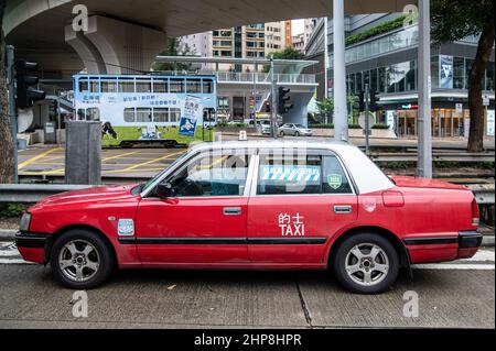 Un taxi esclusivo per i pazienti COVID-19 attende il suo prossimo passeggero. Una flotta di circa 300 taxi designati è stata recentemente lanciata per traghetto passeggeri da e per le cliniche COVID-19 designate a Hong Kong. Gli autisti sono dotati di PPE e di un HKD 3000 al giorno a partire dal governo, mentre i passeggeri viaggiano gratuitamente (in attesa di approvazione della prenotazione). I conducenti sono tenuti a pulire accuratamente i propri veicoli tra una guida e l'altra, a eseguire regolarmente test COVID-19 e i passeggeri possono solo sedersi dietro. (Foto di ben Marans/SOPA Images/Sipa USA) Foto Stock