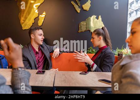 Gruppo di gente di busniess multirazziale sta parlando del commercio Foto Stock