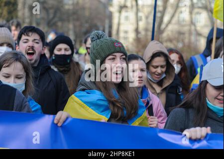 Lviv, Ucraina. 19th Feb 2022. La donna Ucraina ha visto tenere una bandiera Ucraina gridando durante la marcia di unità sul confine Ucraina-Russia. la marcia di unità ha cominciato vicino al monumento di Ivan Franko e ha finito con l'esecuzione dell'inno nazionale al memoriale dei cento eroi celesti. L'evento ha mostrato la disponibilità degli ucraini a resistere all'aggressione russa. (Foto di Mykola TYS/SOPA Images/Sipa USA) Credit: Sipa USA/Alamy Live News Foto Stock