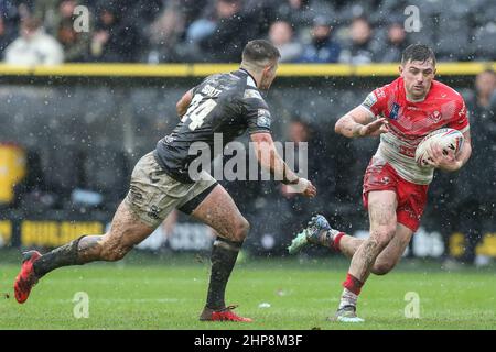 Lewis Dodd (7) di St Helens sembra allontanarsi da Cameron Scott (24) di Hull FC in, il 2/19/2022. (Foto di David Greaves/News Images/Sipa USA) Credit: Sipa USA/Alamy Live News Foto Stock