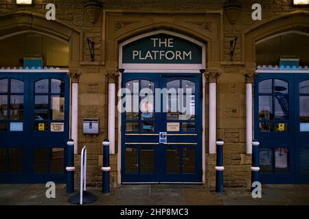 Morecambe Lancashire UK Febbraio 2022 entrata al centro visitatori della piattaforma Morecambe nel vecchio edificio della stazione ferroviaria Foto Stock