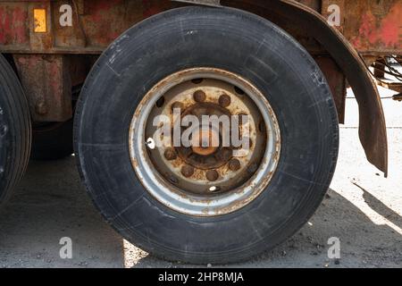 Vecchia ruota arrugginita del camion, foto da vicino Foto Stock