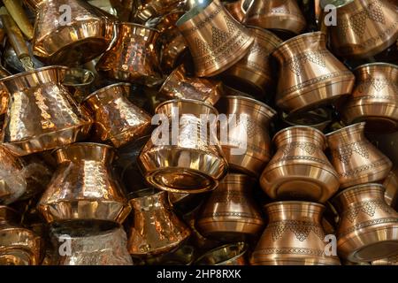 Bazar di rame in Turchia. Copritappi tradizionali e fatti a mano. Pentole di caffè, pentole di tè, souvenir, padelle, regali. Foto Stock