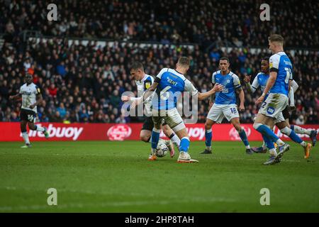 Derby, Regno Unito. 13th Feb 2022. Frankie Kent #6 di Peterborough United tackles Jason Knight #38 di Derby County in Derby, Regno Unito il 2/13/2022. (Foto di Gareth Evans/News Images/Sipa USA) Credit: Sipa USA/Alamy Live News Foto Stock