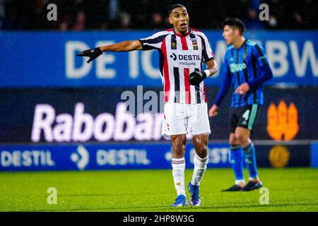 TILBURG, PAESI BASSI - 19 FEBBRAIO: Diess Saddiki di Willem II coach i suoi compagni di squadra durante la partita olandese Eredivie tra Willem II e Ajax allo stadio Koning Willem II il 19 febbraio 2022 a Tilburg, Paesi Bassi (Foto di Geert van Erven/Orange Pictures) Foto Stock