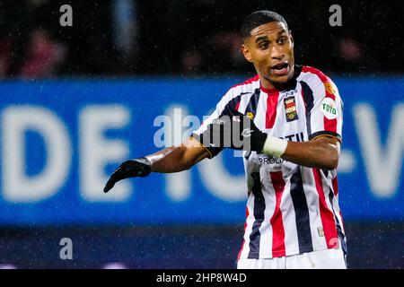 TILBURG, PAESI BASSI - 19 FEBBRAIO: Diess Saddiki di Willem II coach i suoi compagni di squadra durante la partita olandese Eredivie tra Willem II e Ajax allo stadio Koning Willem II il 19 febbraio 2022 a Tilburg, Paesi Bassi (Foto di Geert van Erven/Orange Pictures) Foto Stock