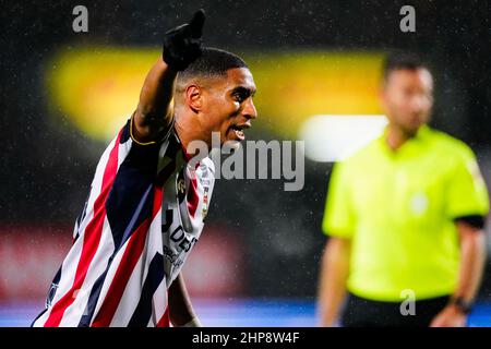 TILBURG, PAESI BASSI - 19 FEBBRAIO: Diess Saddiki di Willem II coach i suoi compagni di squadra durante la partita olandese Eredivie tra Willem II e Ajax allo stadio Koning Willem II il 19 febbraio 2022 a Tilburg, Paesi Bassi (Foto di Geert van Erven/Orange Pictures) Foto Stock