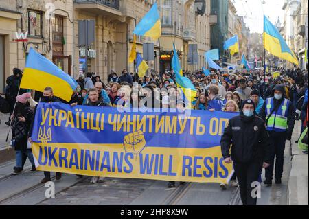 Lviv, Ucraina, 19 febbraio 2022. Gli ucraini partecipano alla marcia dell'unità per l'Ucraina nel centro di Lviv, tra le tensioni sul confine Ucraina-Russia. Foto Stock
