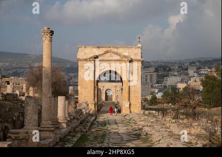 Tetrapylon settentrionale su Cargo Maximus nell'antica città romana di Jerash, Giordania Foto Stock