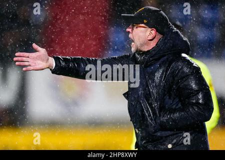 TILBURG, PAESI BASSI - FEBBRAIO 19: Il coach Fred Grim di Willem II coach i suoi giocatori durante la partita olandese di Eredivie tra Willem II e Ajax allo stadio Koning Willem II il 19 Febbraio 2022 a Tilburg, Paesi Bassi (Foto di Geert van Erven/Orange Pictures) Foto Stock