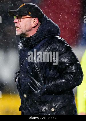 TILBURG, PAESI BASSI - FEBBRAIO 19: Il coach Fred Grim di Willem II coach i suoi giocatori durante la partita olandese di Eredivie tra Willem II e Ajax allo stadio Koning Willem II il 19 Febbraio 2022 a Tilburg, Paesi Bassi (Foto di Geert van Erven/Orange Pictures) Foto Stock