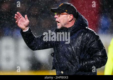 TILBURG, PAESI BASSI - FEBBRAIO 19: Il coach Fred Grim di Willem II coach i suoi giocatori durante la partita olandese di Eredivie tra Willem II e Ajax allo stadio Koning Willem II il 19 Febbraio 2022 a Tilburg, Paesi Bassi (Foto di Geert van Erven/Orange Pictures) Foto Stock