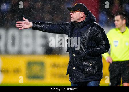 TILBURG, PAESI BASSI - FEBBRAIO 19: Il coach Fred Grim di Willem II coach i suoi giocatori durante la partita olandese di Eredivie tra Willem II e Ajax allo stadio Koning Willem II il 19 Febbraio 2022 a Tilburg, Paesi Bassi (Foto di Geert van Erven/Orange Pictures) Foto Stock