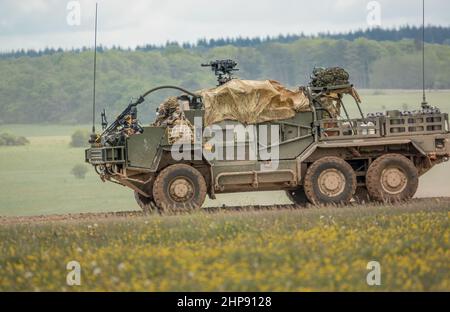 L'esercito britannico Supacat Coyote 6x6 rapido assalto, il supporto del fuoco e veicoli di ricognizione in azione su un addestramento militare di battaglia, Wiltshire Regno Unito Foto Stock