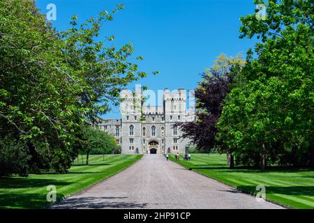 La porta di George IV per l'Upper Ward del Castello di Windsor visto dalla Long Walk. Alberi e erba fiancheggiano il lato della strada. Windsor, Berkshire, Regno Unito Foto Stock