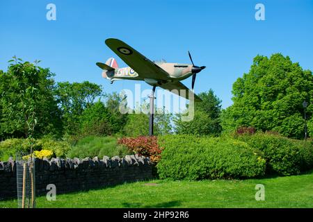 Una replica completa del velivolo Hawker Hurricane della seconda Guerra Mondiale vicino ad Alexandra Gardens a Windsor Berkshire, Regno Unito. Il monumento è circondato da alberi Foto Stock