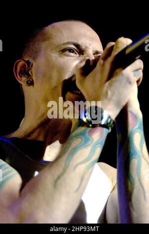 Milano Italia 2002-02-23 :concerto dal vivo della band americana Linkin Park presso il nightclub Alcatraz, il cantante Chester Bennington durante il concerto Foto Stock