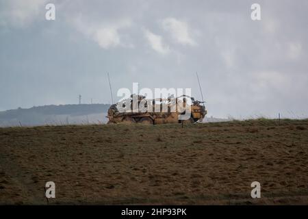 L'esercito britannico Supacat Coyote 6x6 rapido assalto, il supporto del fuoco e veicoli di ricognizione in azione su un addestramento militare di battaglia, Wiltshire Regno Unito Foto Stock