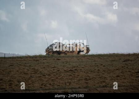 L'esercito britannico Supacat Coyote 6x6 rapido assalto, il supporto del fuoco e veicoli di ricognizione in azione su un addestramento militare di battaglia, Wiltshire Regno Unito Foto Stock