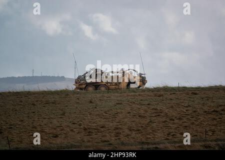 L'esercito britannico Supacat Coyote 6x6 rapido assalto, il supporto del fuoco e veicoli di ricognizione in azione su un addestramento militare di battaglia, Wiltshire Regno Unito Foto Stock