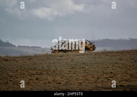 L'esercito britannico Supacat Coyote 6x6 rapido assalto, il supporto del fuoco e veicoli di ricognizione in azione su un addestramento militare di battaglia, Wiltshire Regno Unito Foto Stock