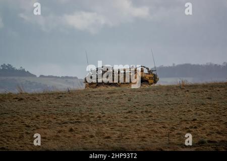 L'esercito britannico Supacat Coyote 6x6 rapido assalto, il supporto del fuoco e veicoli di ricognizione in azione su un addestramento militare di battaglia, Wiltshire Regno Unito Foto Stock