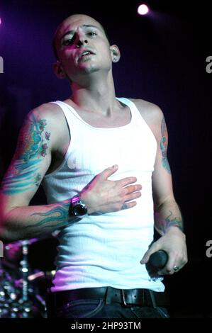 Milano Italia 2002-02-23 :concerto dal vivo della band americana Linkin Park presso il nightclub Alcatraz, il cantante Chester Bennington durante il concerto Foto Stock