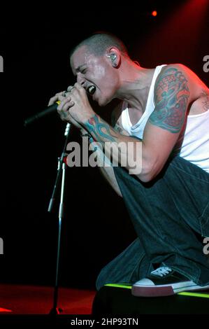 Milano Italia 2002-02-23 :concerto dal vivo della band americana Linkin Park presso il nightclub Alcatraz, il cantante Chester Bennington durante il concerto Foto Stock