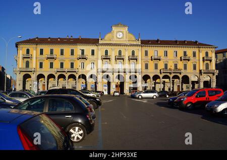 Alessandria, Piemonte (Italia): Vista sul Palazzo dell'Orologio e sul suo portico in piazza Garibaldi Foto Stock