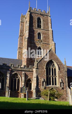 Vista del campanile della Chiesa Prioria di St George a Dunster, Somerset (UK) Foto Stock
