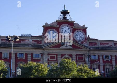 Alessandria, Piemonte (Italia): Particolare della facciata del Palazzo Comunale nel centro della città Foto Stock