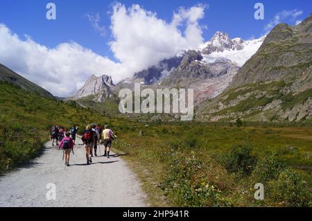 Un gruppo di escursionisti che camminano su un sentiero di montagna in Val Veny, Valle d'Aosta (Italia) Foto Stock