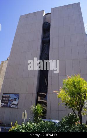 Nizza, Francia: Statua massiccia di una donna dell'artista Sacha Sosno che decora la facciata del Marriott AC Hotel Foto Stock