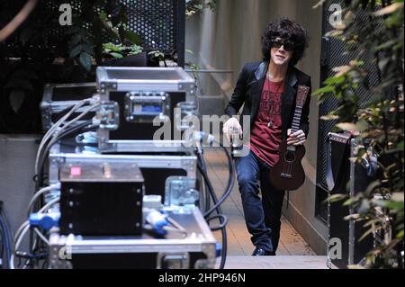Milano Italia 2012-07-16: Vetrina dell'LP della cantante americana, Laura Pergolizzi, all'Hotel Manin Foto Stock