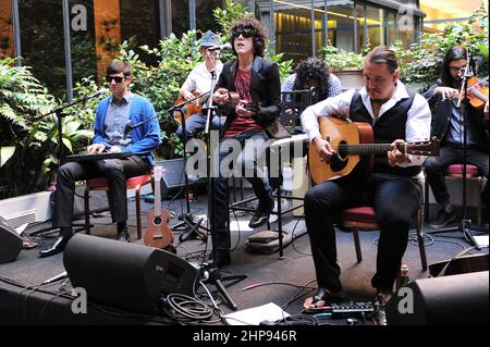 Milano Italia 2012-07-16: Vetrina dell'LP della cantante americana, Laura Pergolizzi, all'Hotel Manin Foto Stock